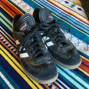 adidas Men's Samba Classic Soccer Shoe - black/white— 7.5 men’s / 9 women’s